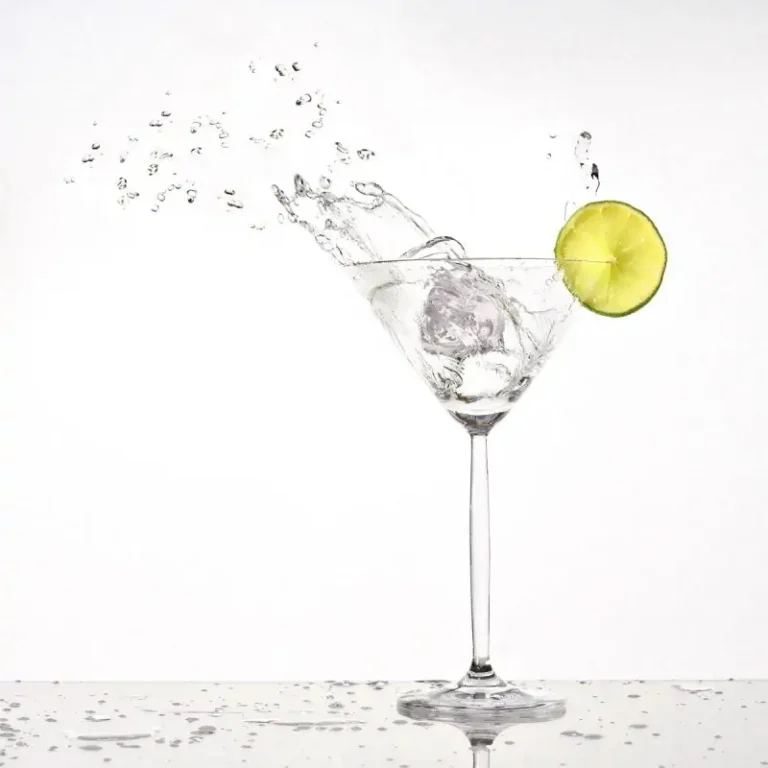 Splash from olive in a glass of cocktail isolated on the white background 4 800x800 1 - Creatys Dijital Performans